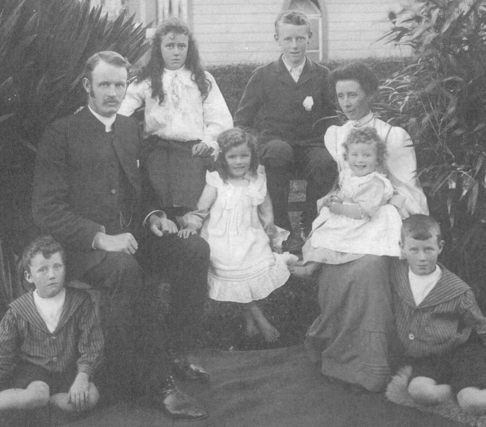 Family of Robert 'Mid' Ryburn and Anna Steadman, 1907